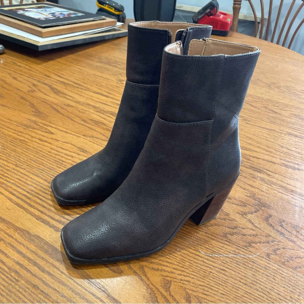 Yellowbox brown boots size7
New never worn.